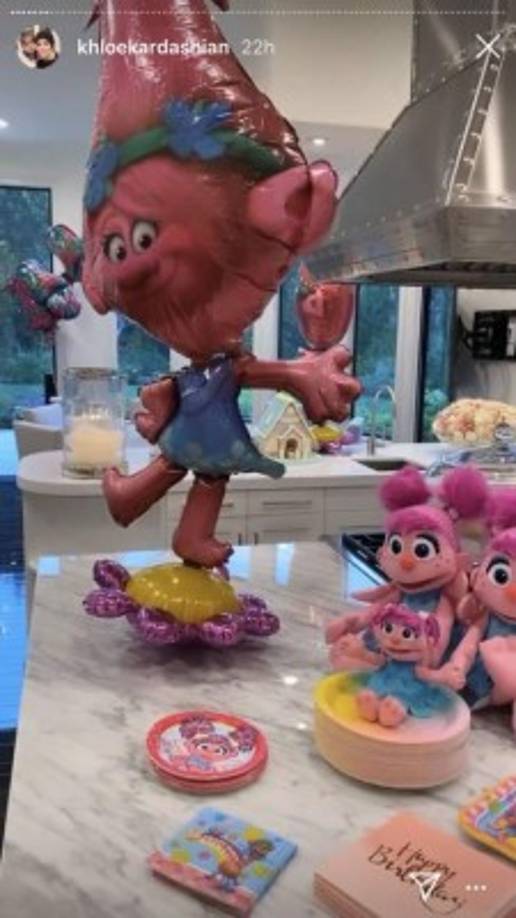 Sin embargo, Khloé tiene claro que quiere que su hija tenga una figura paterna en su vida, por lo que comparte bastante con su ex. Según E! News, Tristan ha estado pasando la cuarentena con Khloé desde mediados de marzo.