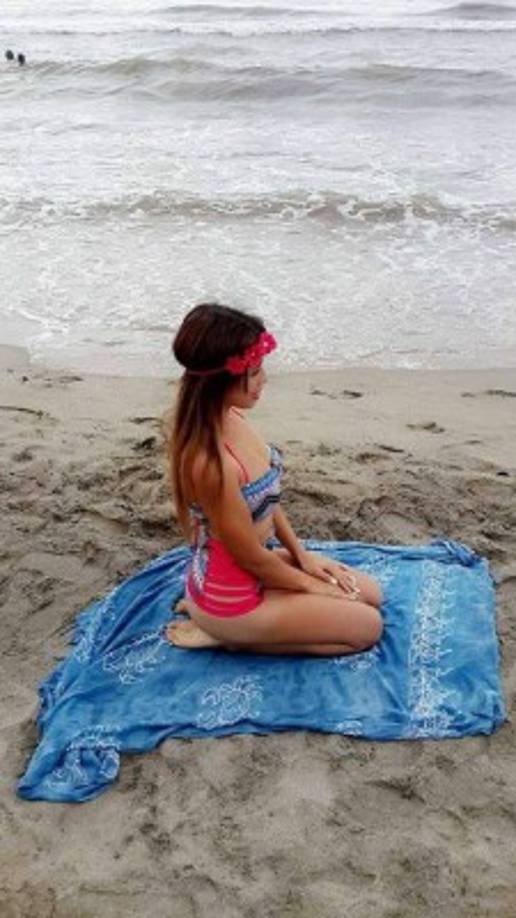Alejandra Manzanares tuvo tiempo para meditar en la playa.
