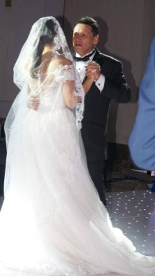 La novia bailando junto a su padre.