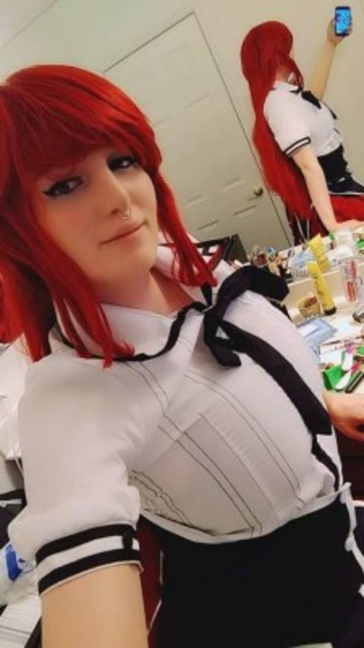 Además realizaba transmisiones en la plataforma Twitch donde también recibía críticas por partes de los espectadores de su stream.