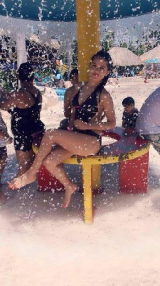 Heidy Lemus Gonzalez disfruta del verano en el parque acuático Zizima en San Pedro Sula.