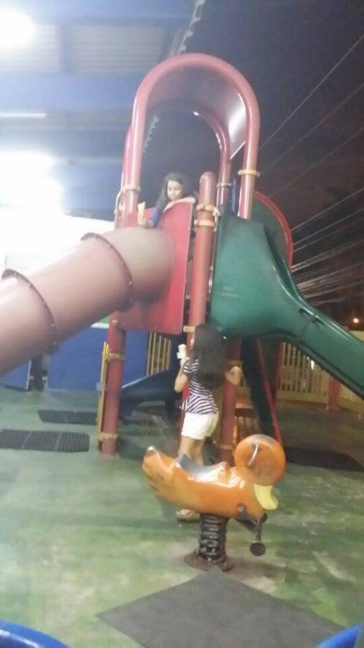 Personal de Kobs atribuyó en aquel momento que el cierre era debido a los altos costos de alquileres y aumentos en el recibo de la energía eléctrica, lo cual causó el desplome de la empresa. 