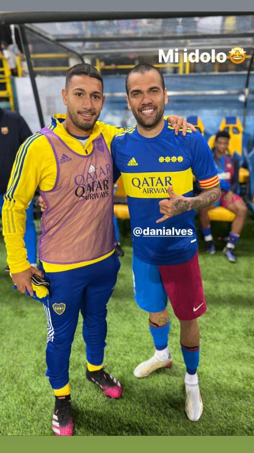 El joven jugador de Boca, Eros Mancuso, se sacó esta foto con Dani Alves y el brasileño, en un lindo gesto, se puso la camiseta del Xeneize. “Mi ídolo”, escribió el argentino.