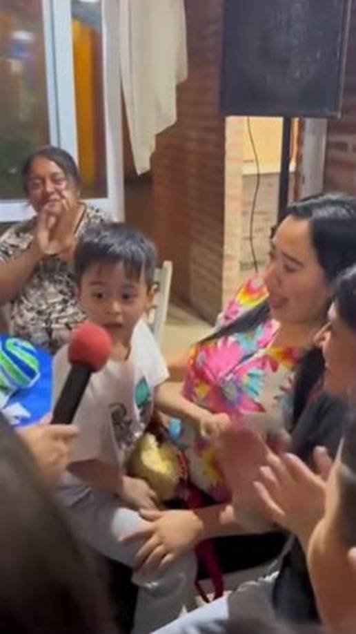 Todo comenzó cuando <b>Filito Show</b>, el payaso encargado de animar el evento, se acercó al pequeño, quien movía los hombros y los ojos al ritmo de la música.