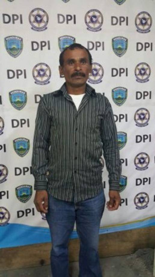 En el kilómetro 37 a la altura de la comunidad de La Venta fue detenido Santos Candelario Baca Velásquez, de 40 años de edad, por suponerlo responsable de los delitos de actos de lujuria agravados y violación especial, en perjuicio de una menor de 14 años de edad, según orden de detención preventiva emitida por la Fiscalía de Protección de la Niñez de Francisco Morazán.