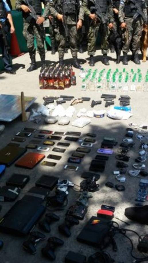 Un videojuego, cinco transmisores, tres antenas para internet y routers, cuatro televisores, once armas cortopunzantes.<br/>