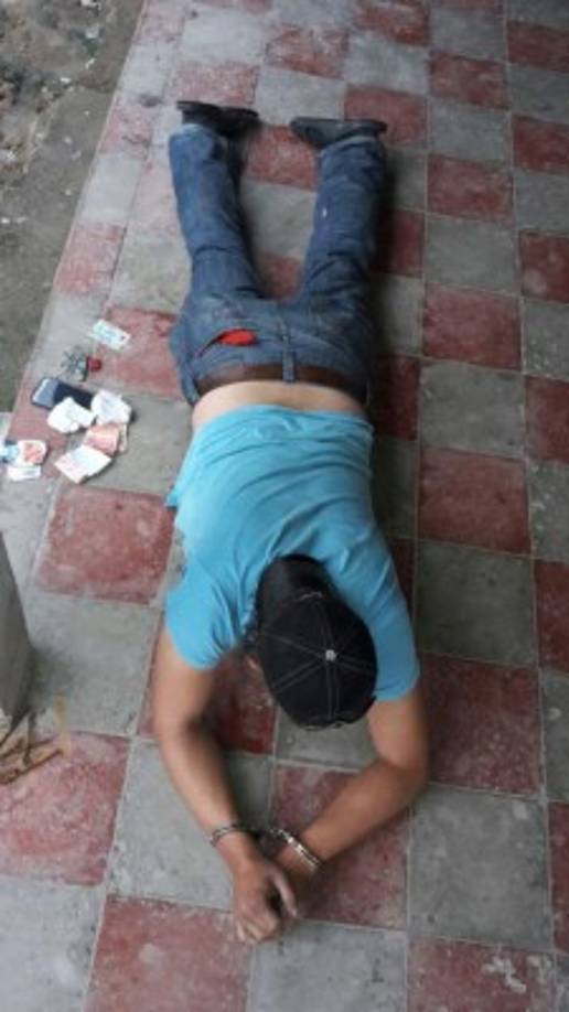 Los agentes lograron detener a dos personas en el lugar.