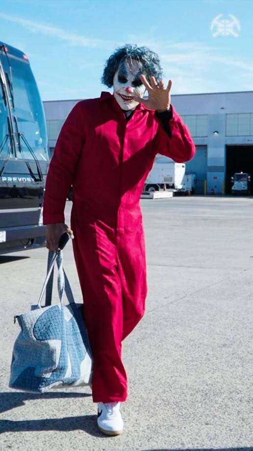 Russell Westbrook, jugador de los Denver Nuggets, llegó disfruzado del Joker.