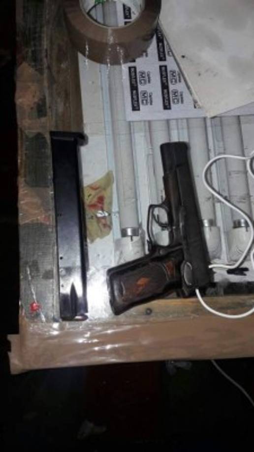 En el lugar se encontraron armas blancas y de fuego.