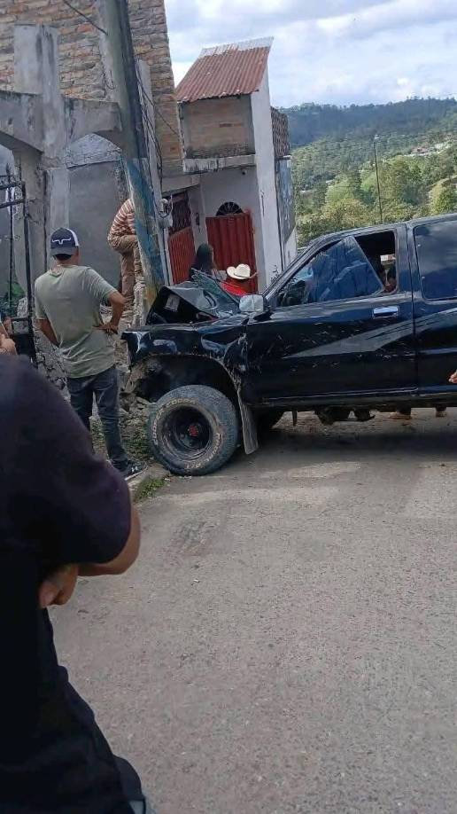 La joven perdió el control del vehículo todoterreno e impactó contra la pared en el barrio El Calvario. 