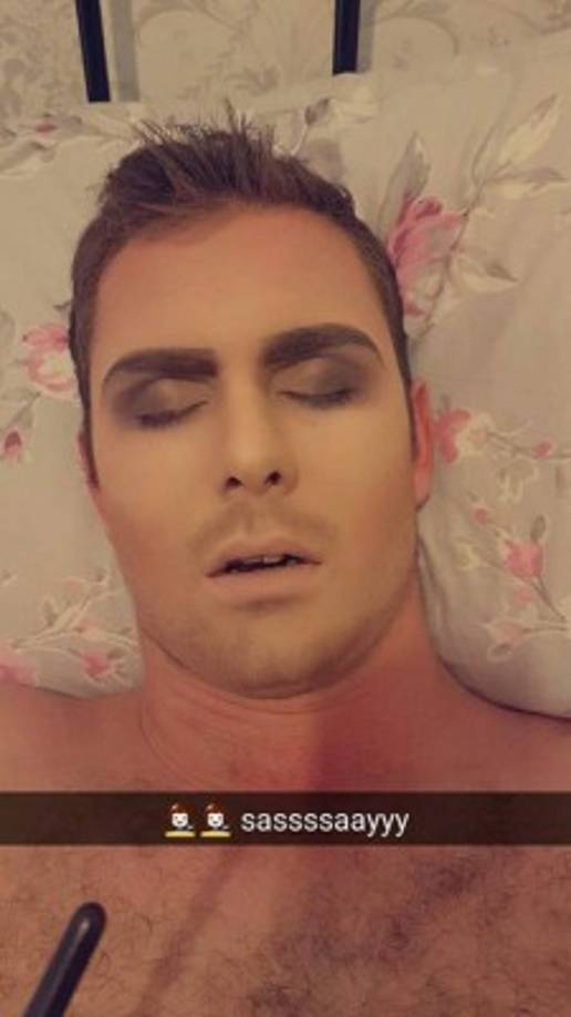 La joven de 23 años que reside en Castleford, West Yorkshire, decidió vengarse: tomó su maquillaje y le pintó con perfecto acabado toda la cara.