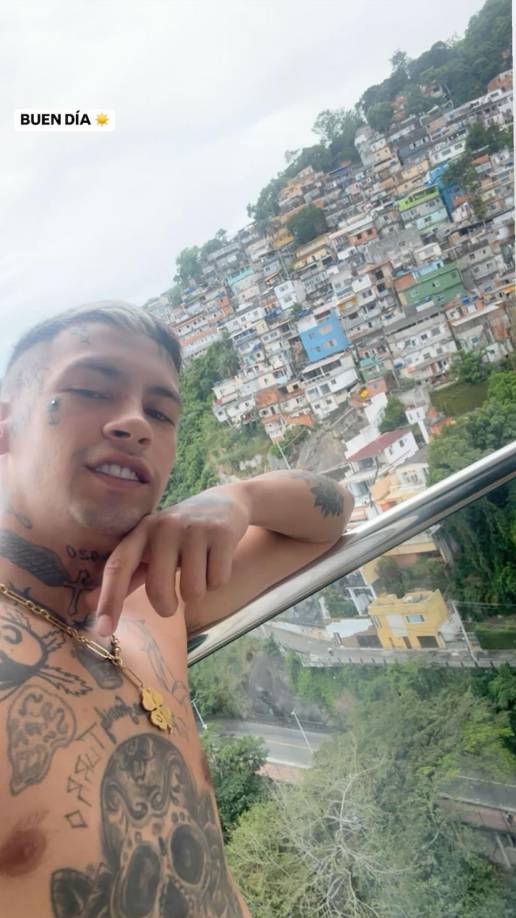 L-Gante se fotografió con una favela de fondo en Río de Janeiro.