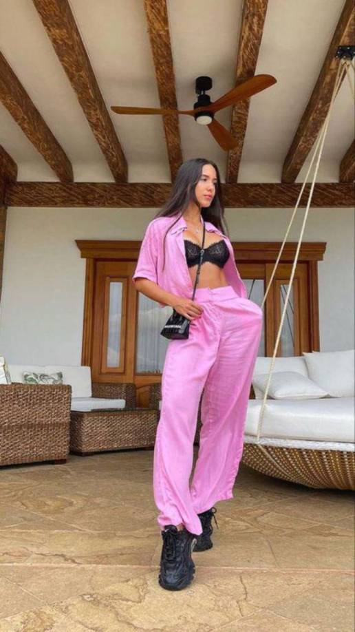 Para las chicas audaces, los famosos “bralettes” como top con una blusa y pantalón ancho a juego son la combinación perfecta.