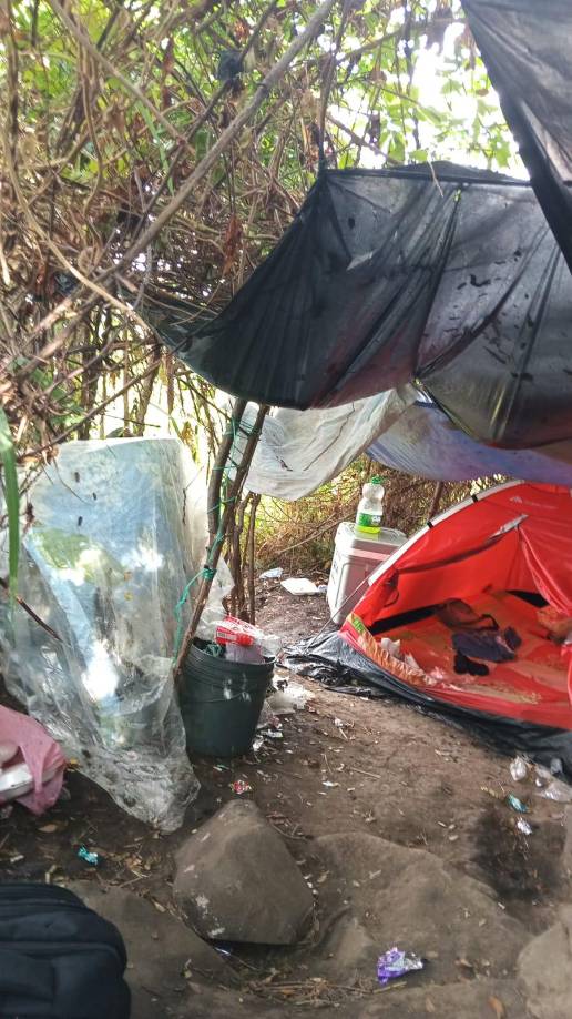 Los supuestos pandilleros operaban desde casas de campaña y hamacas en una zona montañosa.