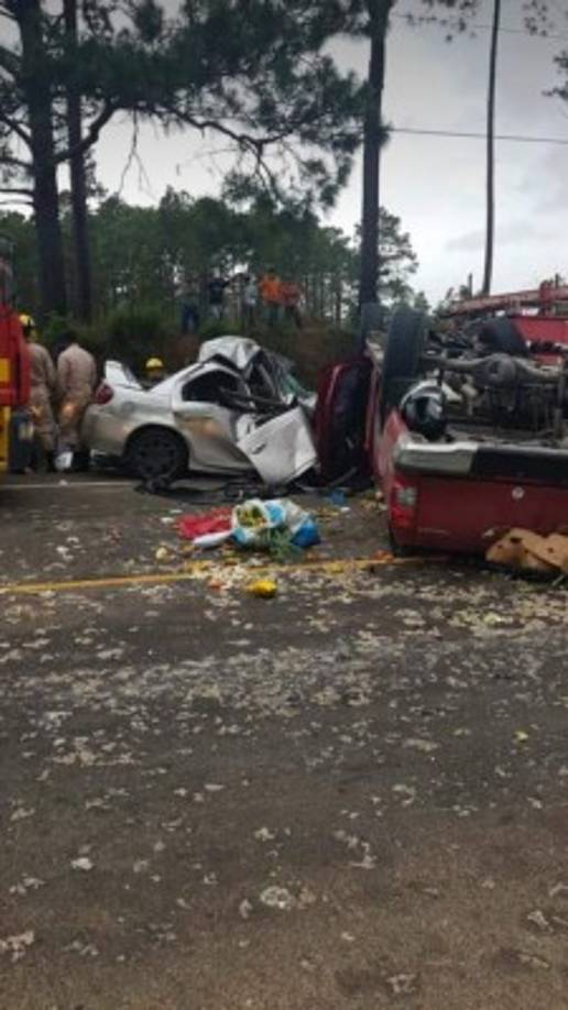 La violencia del encontronazo se evidencia por la forma en que quedaron reducidos a amasijos de acero los vehículos involucrados.