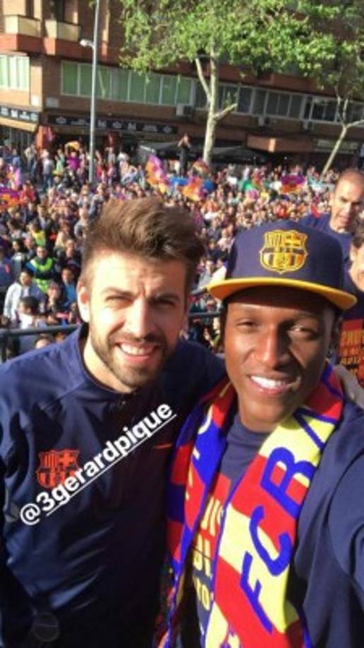 Piqué y el colombiano Mina en el festejo.