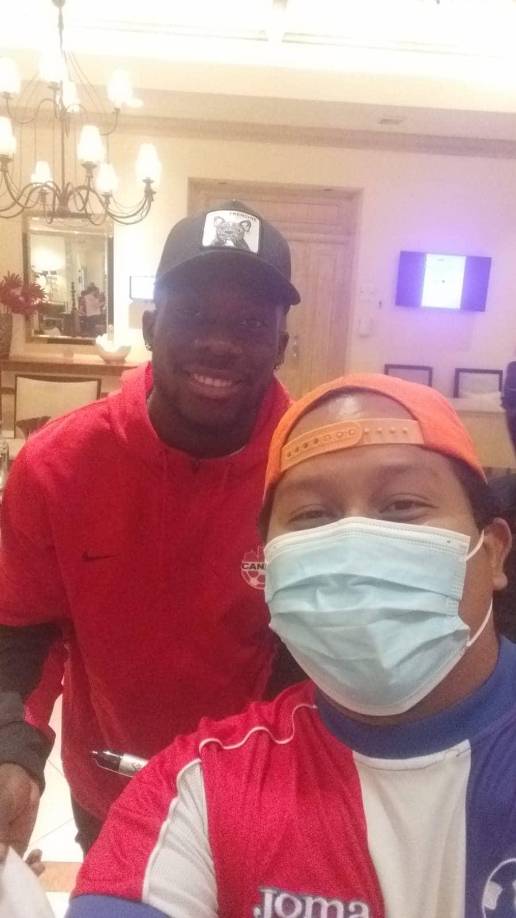 Un grupo de jóvenes hondureños aficionados del Bayern Múnich y del Olimpia pudieron conseguir el objetivo de compartir con Alphonso Davies, crack que destaca en el cuadro bávaro. El joven Alberto Cruz y la selfie que se tomó con el lateral izquierdo.
