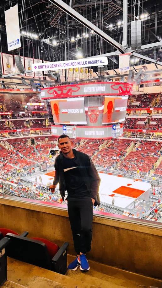 Carlos Perdomo radica en Estados Unidos en donde comparte con seres queridos.