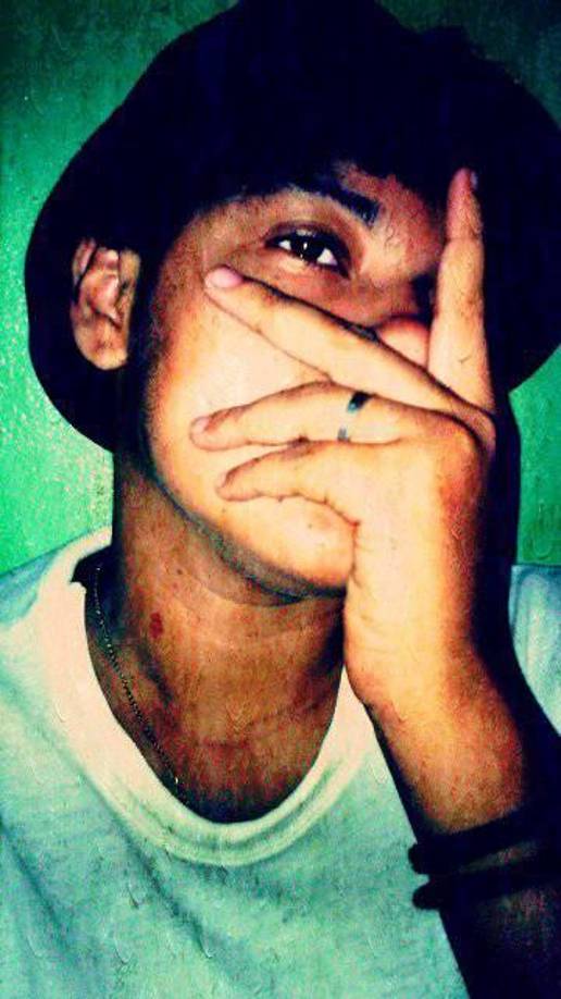 Cerca de su otra mano quedó tirada la pistola que portaba.