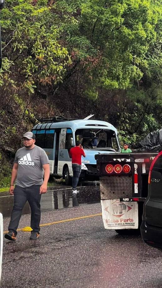 Una unidad de la empresa Junqueños, que cubre la ruta entre Santa Bárbara y Tegucigalpa, se accidentó en el sector Buenos Aires, Taulabé, Comayagua, este martes después de mediodía. 