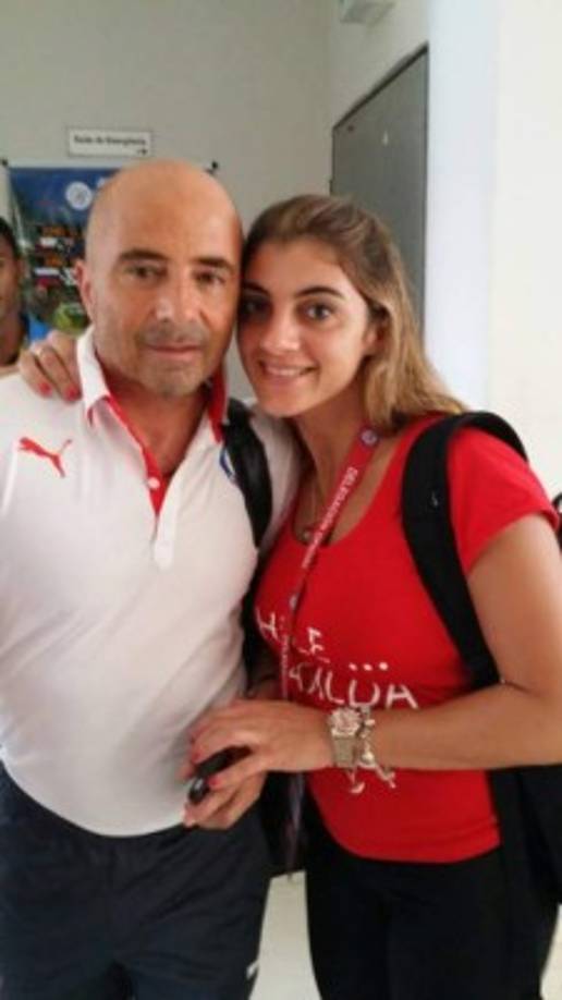 Sabrina Sampaoli, hija del entrenador Jorge Sampaoli, quien dirige al Sevilla de España. Fue seleccionador de Chile.