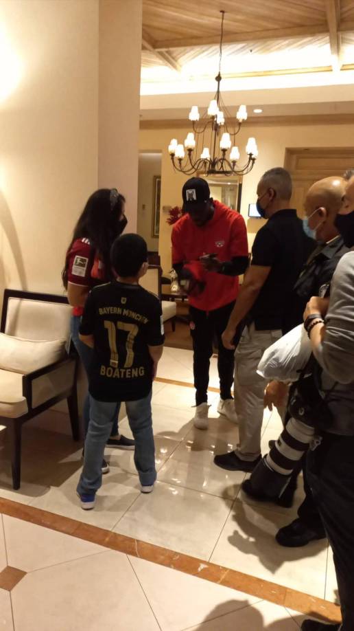 Los chicos primero estuvieron en el Aeropuerto Ramón Villeda Morales pero debido a las extremas medidas de seguridad no pudieron ver a Alphonso Davies. Los jóvenes no se quedaron de brazos cruzados y llegaron al hotel de concentración de Canadá y fue aquí donde el jugador del Bayern Múnich los vio y de forma muy tranquila compartió con ellos.