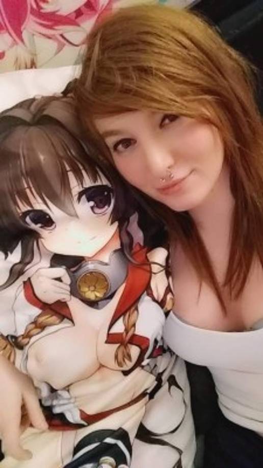 “Con gran tristeza les informo que mi mejor amiga, Maria Creveling, falleció pacíficamente mientras dormía ayer”, escribió Richard Lewis en su cuenta de Twitter. “Su ausencia dejará un vacío que nunca podrá llenarse”, lamentó.