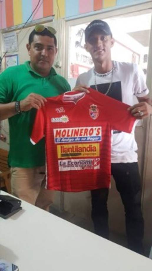 Diego Reyes ya está de regreso en la Real Sociedad. El delantero hondureño firmó con el equipo de Tocoa y asegura que si sale una oferta del extranjero podría analizarla, pero quiere quedarse un torneo.