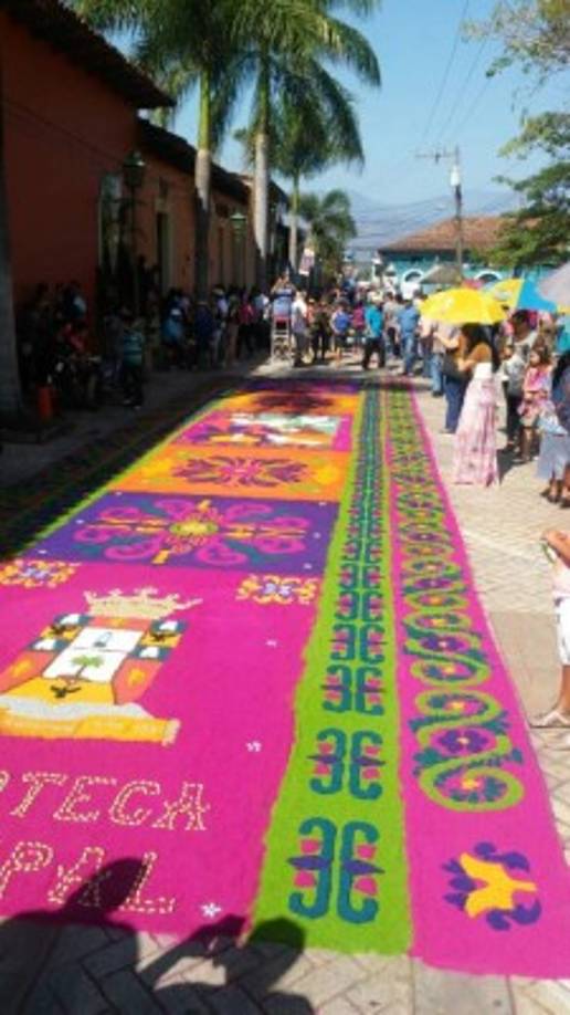 Miles de personas toman fotografías a una alfombra en la ciudad de Comayagua, zona central de Honduras, en el marco del Viernes Santo, el 25 de marzo de 2016.