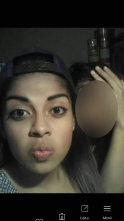 A la joven solo se le lograban ver los pies amarrados con un lazo color amarillo y un cordón negro.