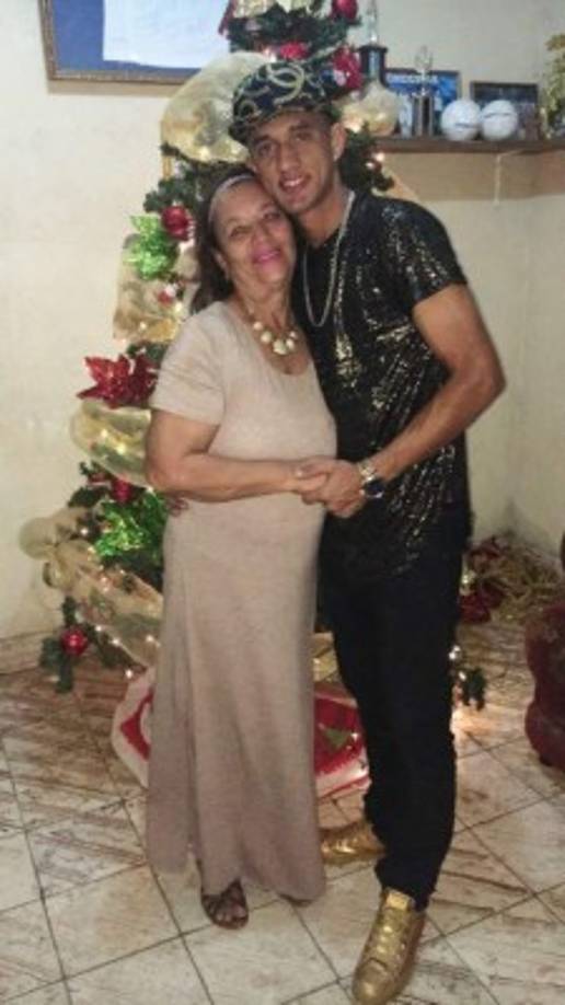 Doña Glenda, es la madre de Diego Reyes. Ella ha sido una de las personas especiales en la vida del jugador del Olimpia.