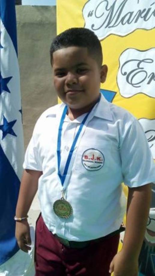 Cesar Enriques Romero Fuentes de 10 años. Su pasión son los dinosaurios y cuando sea grande quiere ser científico.