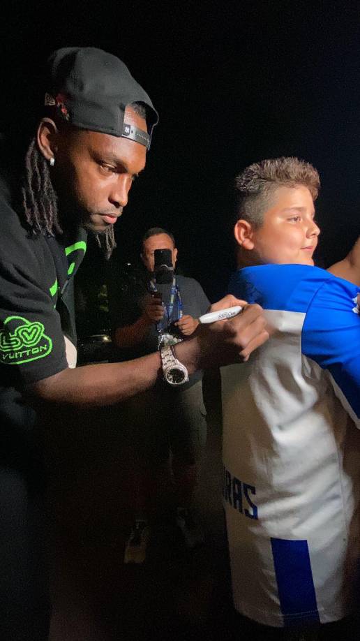 También aprovechó para firmar algunos autógrafos a los pequeños hinchas hondureños.