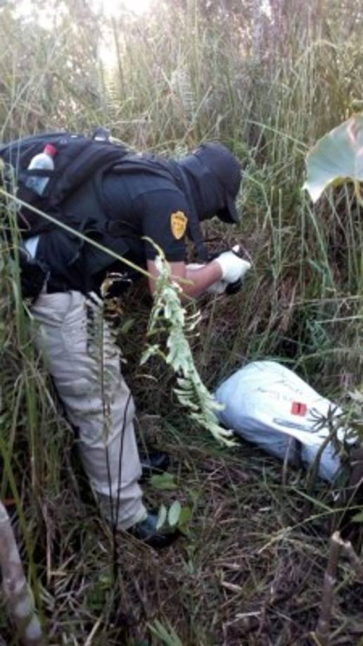 Además se les decomisó una AK-47 que llevaban en un saco.