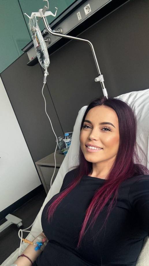 Los primeros síntomas de su enfermedad aparecieron hace aproximadamente un año, cuando Anca comenzó a sufrir fuertes dolores de cabeza.