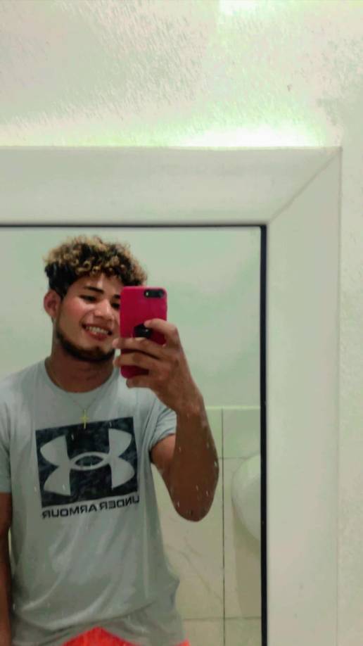 Osmel Santos se dirigía en una motocicleta con destino a su casa, pero cuando pasaba por la comunidad Bertulia un enorme árbol le cayó encima.