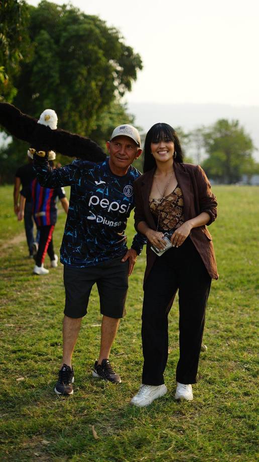 La linda periodista Emma Ramos posó con un aficionado del Motagua.