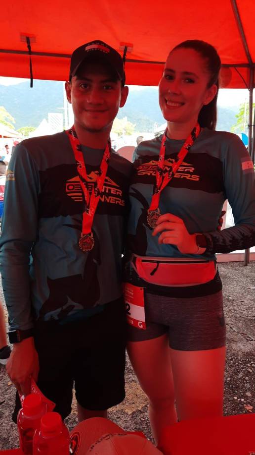 Juan Carlos Pineda y Dayana Sabillón posando con sus medallas tras participar en la Maratón de Diario LA PRENSA.