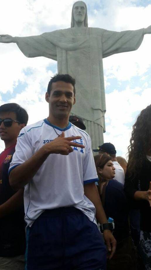 El brasileño no se olvida de Honduras y en sus redes sociales presume camisetas de la selección hondureña.