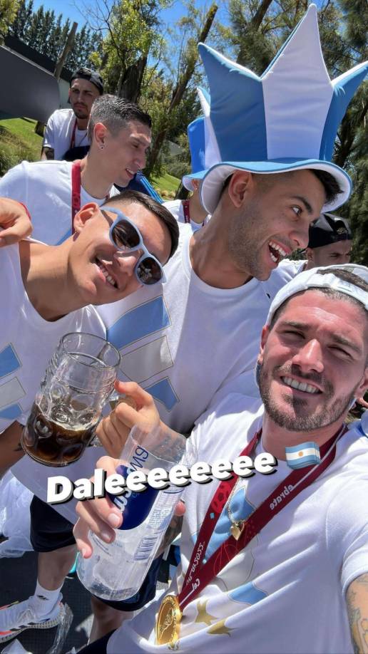 Rodrigo de Paul estaba desatado en los festejos del equipo en el autobús durante la caravana.