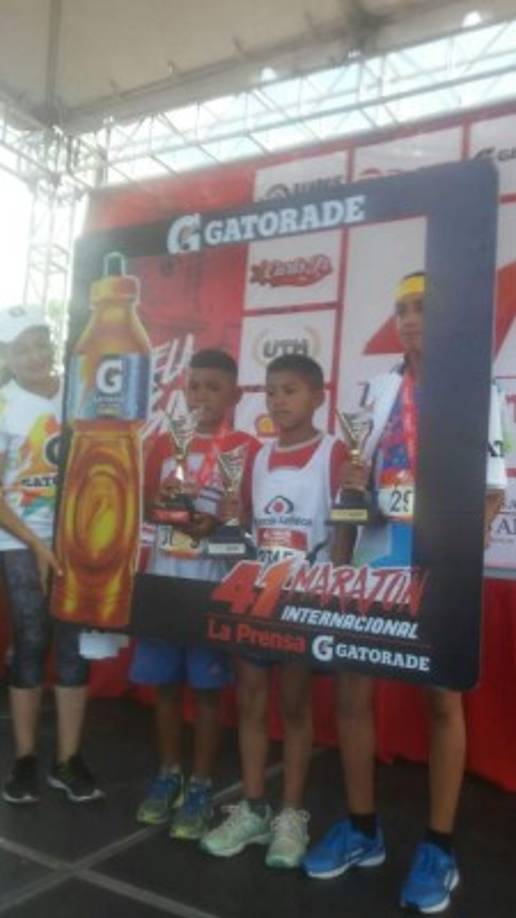 Los ganadores de la categoría masculino niños.