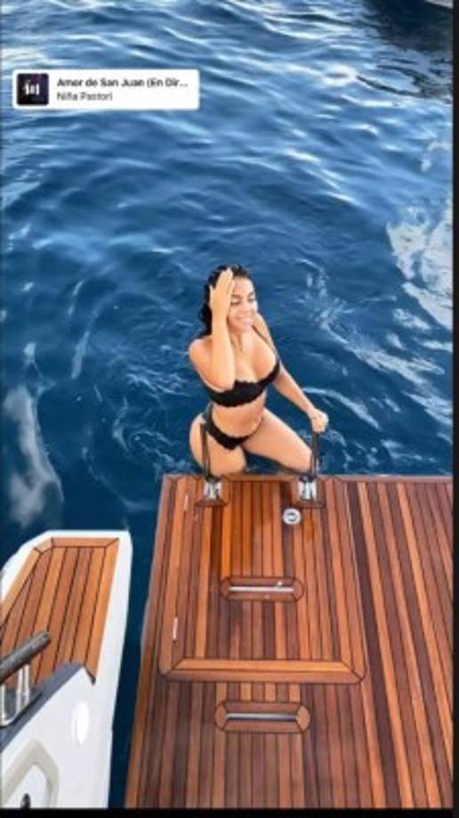 Georgina Rodríguez presume de escote y bikini justo antes de darse un chapuzón en el mar.