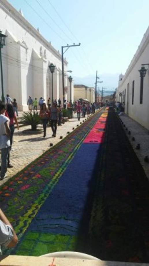 Dos mujeres pasan cerca de una de las alfombras más largas en la ciudad de Comayagua, zona central de Honduras, en el marco del Viernes Santo, el 25 de marzo de 2016.