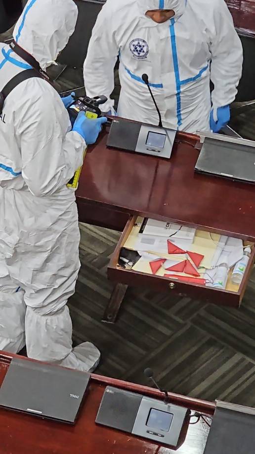 Según el gerente general del Poder Legislativo, David Reyes, algunos diputados habrían hallado artefactos explosivos en sus gavetas dentro del Hemiciclo.