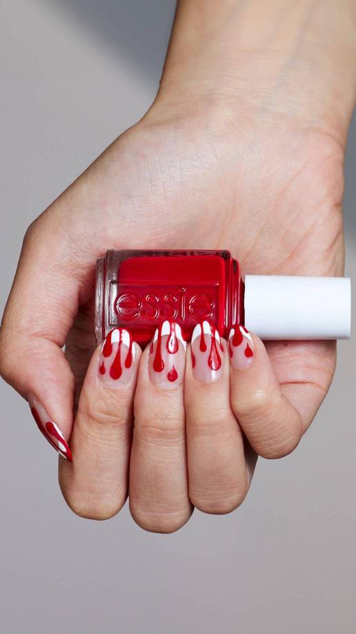 Un acabado brillante puede dar una sensación de opulencia, recordando el color de un vino tinto o la sangre de los vampiros. Por otro lado, un acabado mate en este tono da un aire más discreto y refinado, ideal para quienes prefieren algo más sobrio.Al igual que con el negro, el granate permite combinar diferentes efectos.