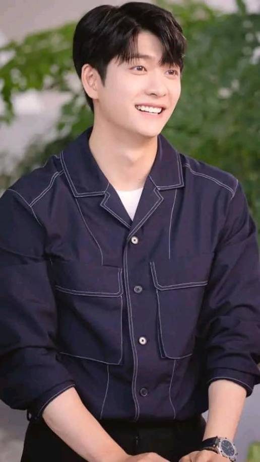 El joven mide 1.79 m de altura y ha conquistado a fanáticas de todo el mundo con sus actuaciones y dulce sonrisa.