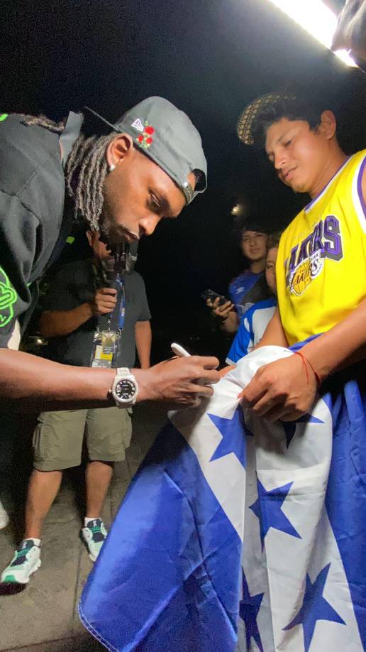Alberth Elis también recibió el cariño por parte de algunos aficionados que estuvieron presentes.