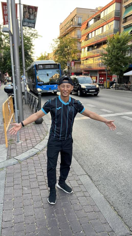 Aprovechando que Shin está bien activo en las redes sociales por su viaje en España, los aficionados le han pedido a Shin que vuelque su miraba a Tocoa.