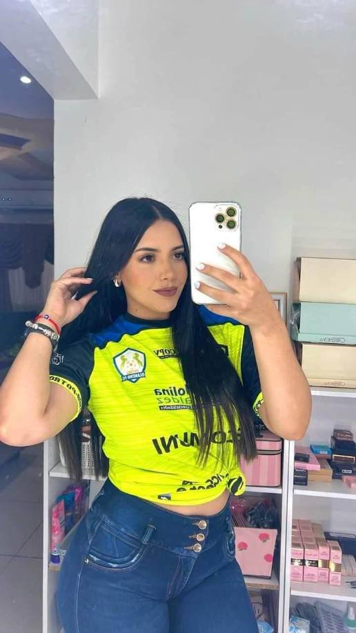 Stephanie Lobo: La bella chica es novia del mediocampista ofensivo Cristian Cálix de los Potros del Olancho FC.