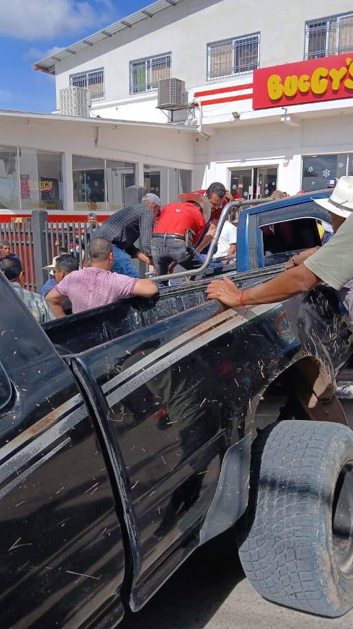 En el acidente dos personas resultaron gravemente heridas y fueron llevadas a un centro hospitalario.
